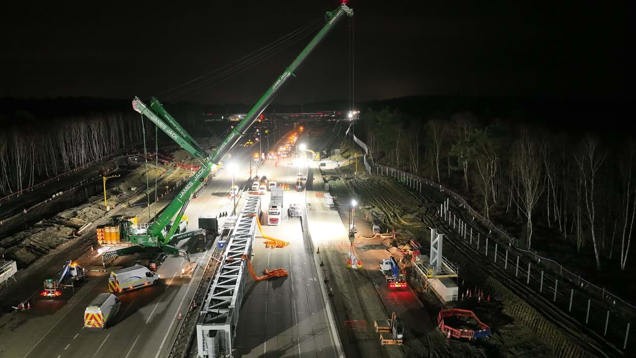 Crane prepares to lift the superspan gantry into position