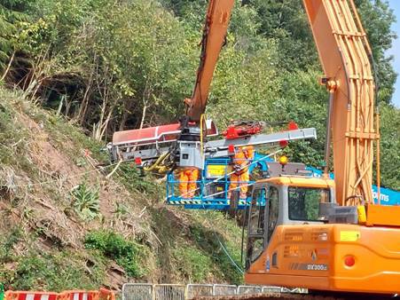 A crane lifting a truck

AI-generated content may be incorrect.