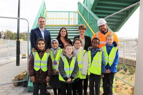 Cllr Mark Ieronimo, Frances Oliver, Emma Hardy MP, Balfour Beatty Site Agent Danny Begley and children from Adelaide Primary School declare the Porter Street bridge open