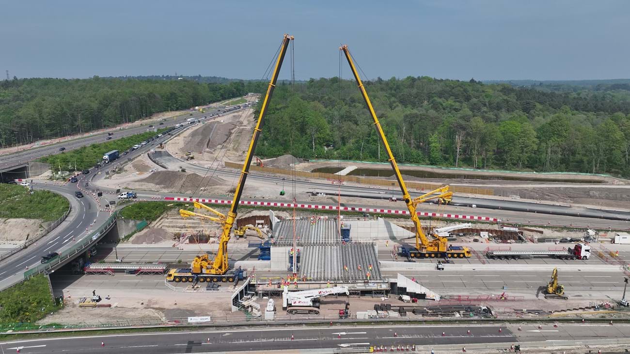 The two cranes continue to lift the bridge beams into place