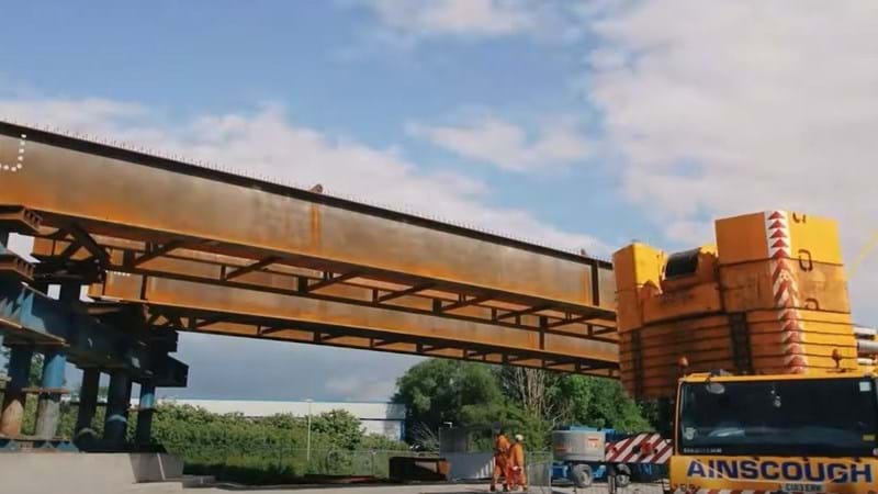 Video shows beams weighing 268 tonnes being delivered and assembled ahead of installation