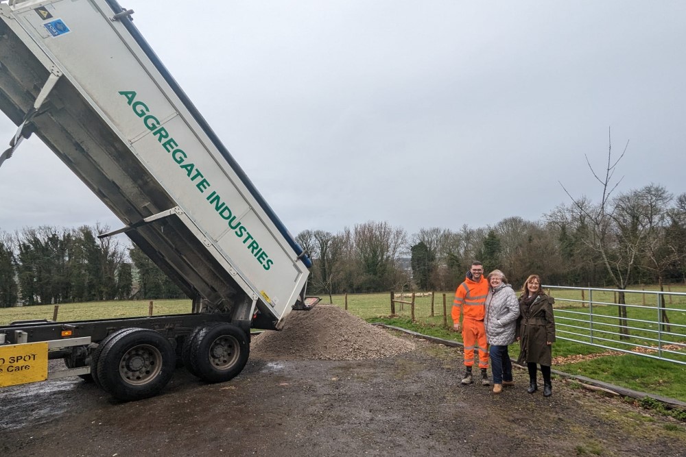 Lorry unloading aggregate